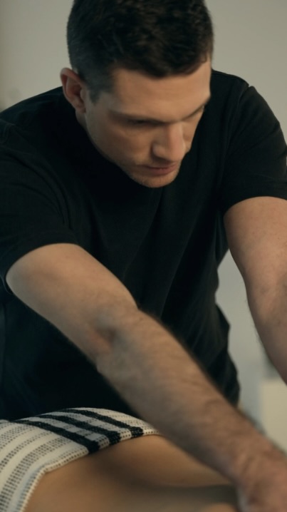 Séance de massage à domicile à Nice par Louis Aliotta, masseur à domicile à Nice