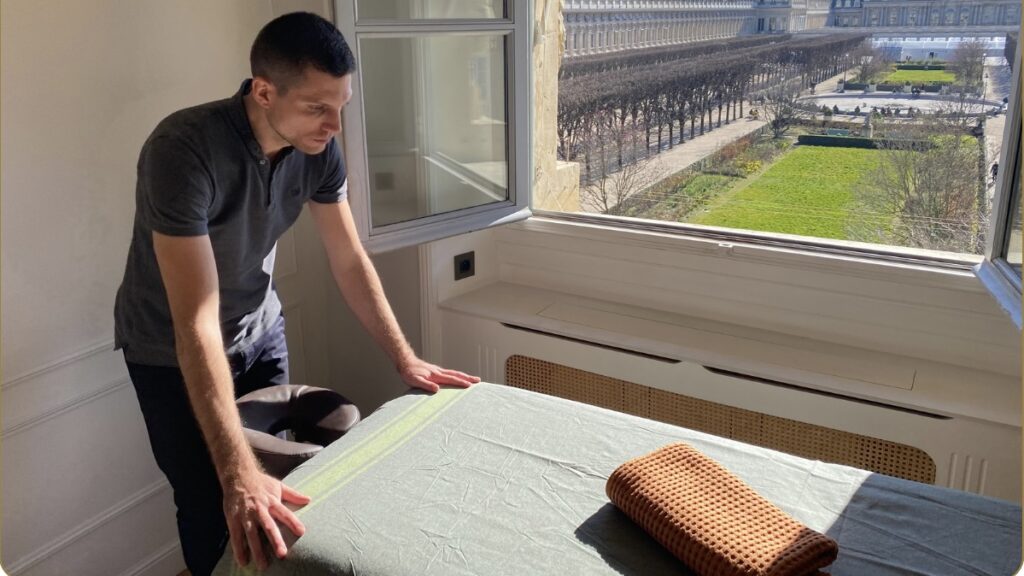 Louis Aliotta lors de la préparation d'un massage à domicile à Monaco