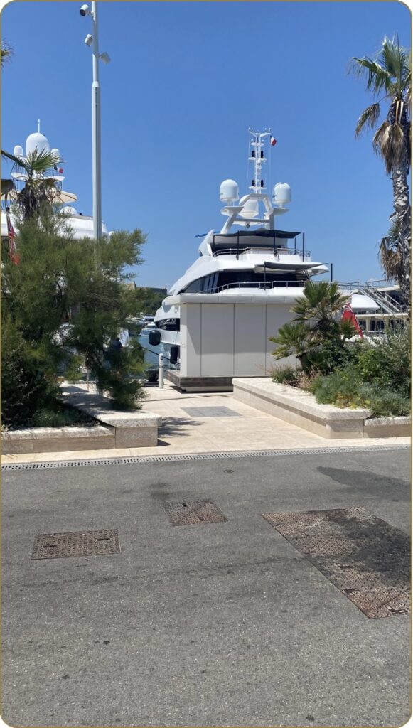 massage sur yacht au quai des milliardaires au Port Vauban à Antibes